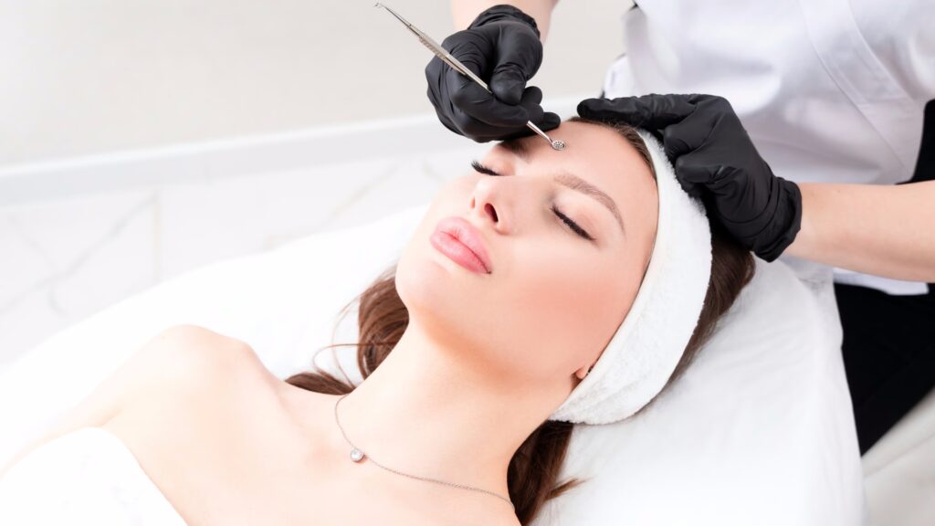 Dermaplaning practice on live model